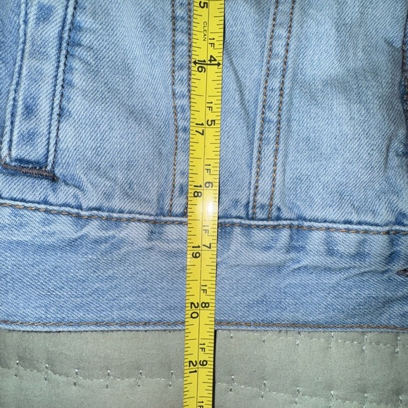 Forever 21 Jean Jacket Women Sz M Pocket Denim Button Up Long Sleeve Light Wash - Picture 13 of 13